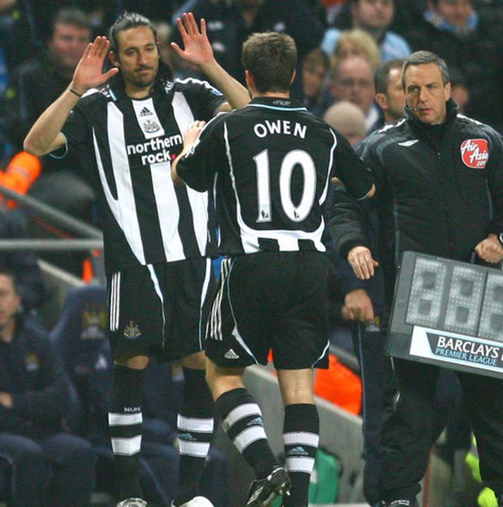 Michael Owen er hér tekinn af velli í gær.