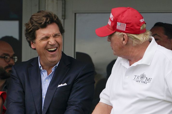 Tucker Carlson og Donald Trump á golfvelli Trumps í Bedminster í New Jersey síðasta sumar.