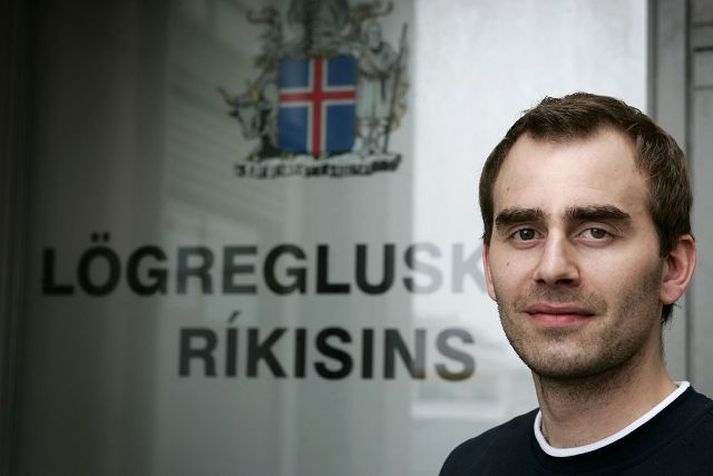 Nemendur lögregluskólans halda hópinn fyrir utan hefðbundinn skóla.