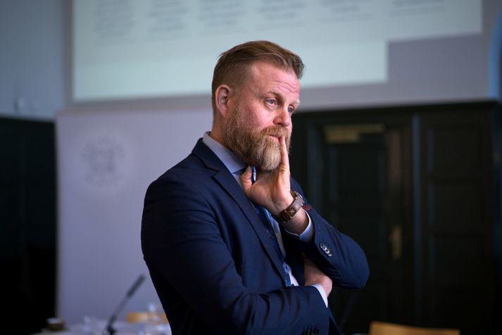 Ásgeir Jónsson seðlabankastjóri kynnti í dag  enn eina aðgerð bankans sem ætlað er að slá á neyslu og auka viðspyrnu bankakerfisins komi til áfalla.                        