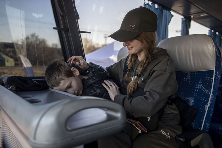 Fjöldi fólks, að meirihluta til konur og börn, hafa flúð Úkraínu frá því innrás Rússa í landið hófst í síðasta mánuði. Myndin tengist efni fréttarinnar ekki með beinum hætti.