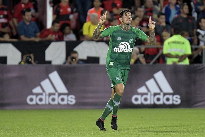 Victor Ramos, leikmaður Chapecoense, fagnar marki í leik gegn Flamengo í brasilísku deildinni.