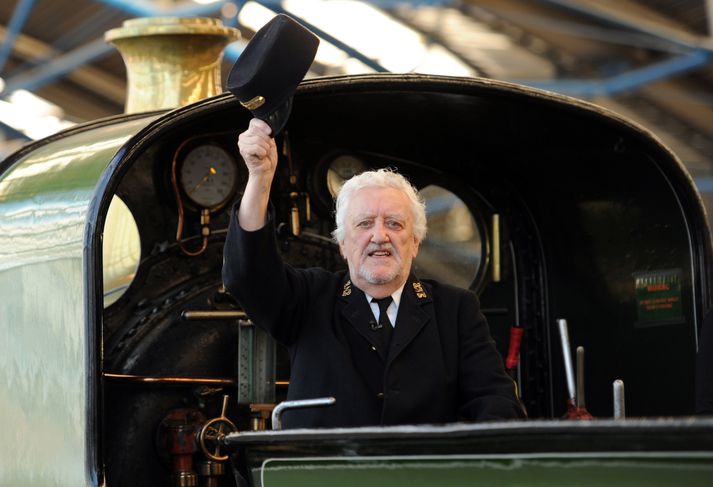 Bernard Cribbins gerði garðinn frægan í kvikmyndinni The Railway Children. Hér sést hann aftur mættur í gervi Albert Perks árið 2010 til að kynna nýtt leikrit byggt á sögunni.