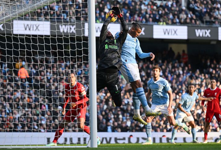 Manuel Akanji var talinn hafa brotið á Alisson og því var mark Rúbens Dias dæmt af.
