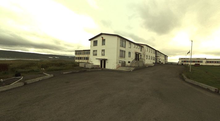 Hótelið Reykjanesi þangað sem ýmsir koma við á leið sinni vestur á firði til að skola af sér, fá sér að borða eða gista.