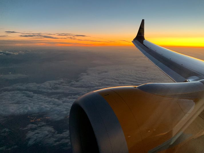 Horft út um glugga MAX-vélarinnar Búlandstinds, TF-ICO, í ferjufluginu í gær. Glöggir flugáhugamenn greina að flapsar framan á vængnum eru úti.