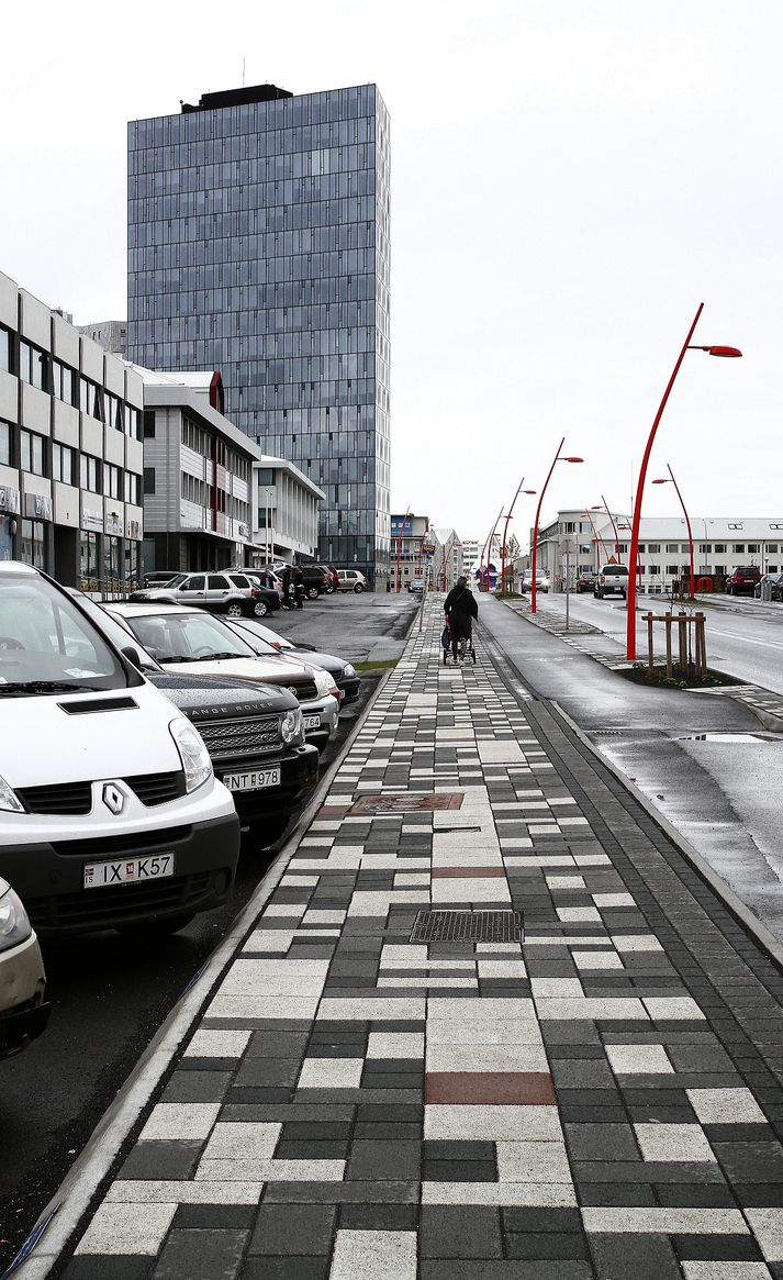 Alls voru 197.500 einstaklingar á aldrinum 16-74 ára á vinnumarkaði í mánuðinum.