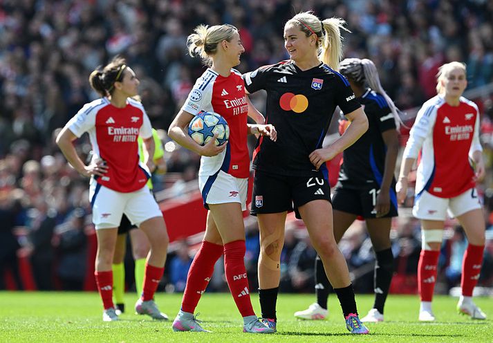 Chloe Kelly og Lindsey Heaps fara yfir málin í Lundúnum í dag.