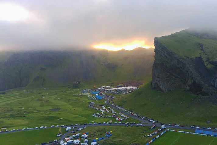 Þjóðhátíðargestum er ráðlagt að pakka pollagallanum og tjaldi sem þolir vont veður.