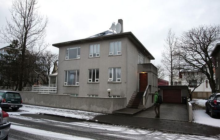 Íbúar í nágrenninu hafa skrifað undir mótmælaskjal vegna reksturs heimagistingar í Tjarnargötu 46 sem starfrækt hefur verið frá árinu 2010.
