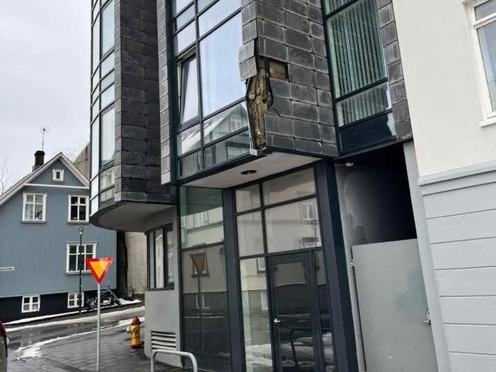 Óhappið skildi eftir sig skemmdir á húsinu.