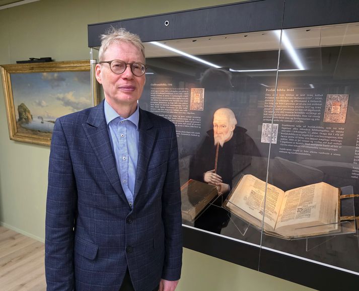  Kári Bjarnaso, forstöðumaður Safnahúss og Bókasafns Vestmannaeyja, sem er að vonum mjög stoltur yfir nýja fágætissalnum.
