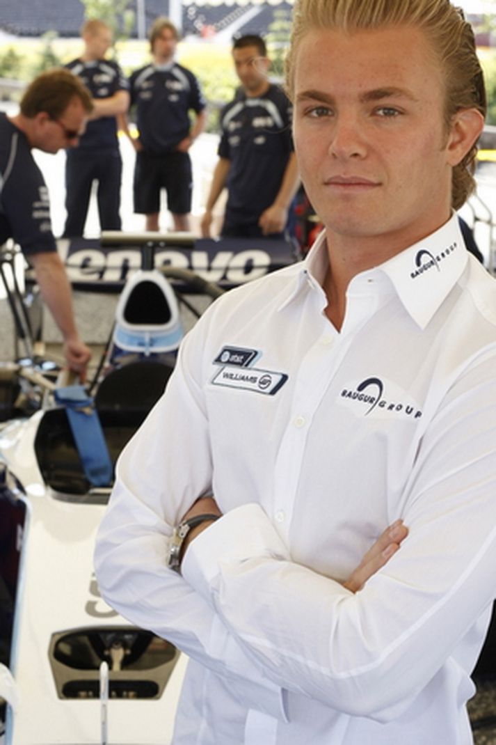Nico Rosberg í skyrtu merktri Williams-liðinu og Baugi er hann kom til landsins í fyrra.