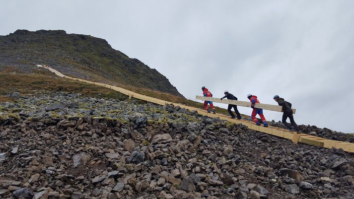 Hér má sjá félaga úr Björgunarfélagi Ísafjarðar við burðinn.