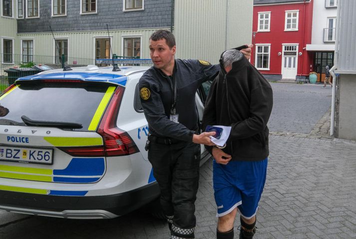Grunaður árásarmaður var leiddur fyrir dómara um þrjúleytið í dag.