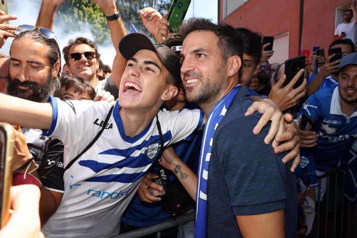 Cesc Fabregas hefur gert frábæra hluti með fótboltalið Como og stuðningsmennirnir eru líka mjög sáttir með hann.