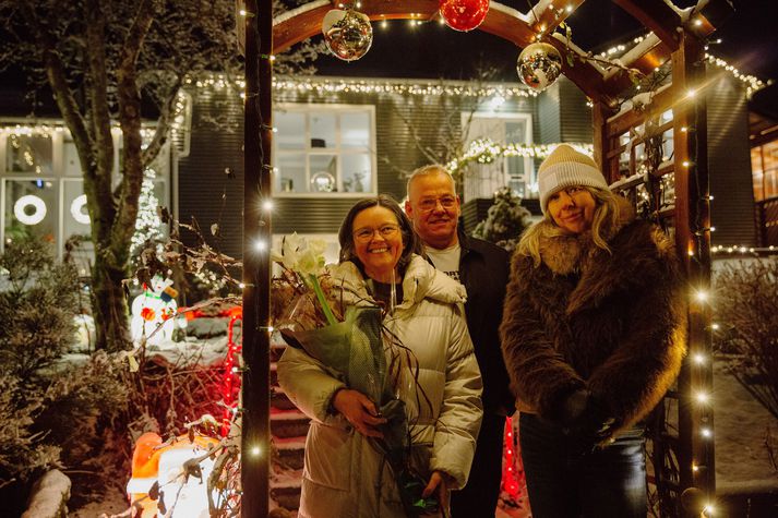 Nóg af skrauti og ljósum í garðinum. 