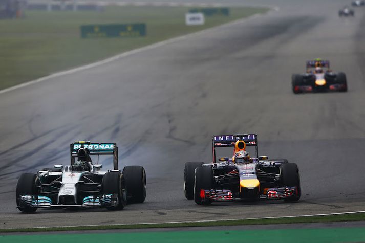 Nico Rosberg og Sebastian Vettel í harðri baráttu.