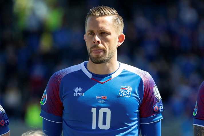 Gylfi Þór Sigurðsson knattspyrnumaður hefur verið í farbanni frá því í sumar vegna rannsóknar lögreglu um hvort hann hafi brotið kynferðislega á ungmenni.