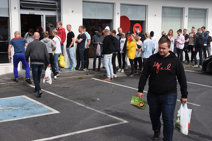 Aðalfjörið hefur í dag verið fyrir utan vínbúð bæjarins þar sem fólk vonast til að geta svalað þorsta kvöldsins.