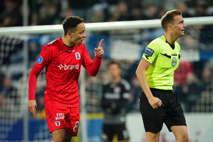 Mikael Anderson nældi sér í gult spjald í kvöld.