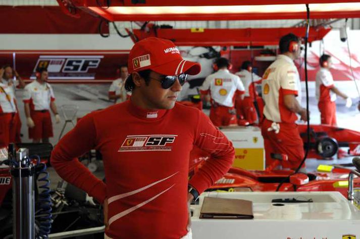 Felipe Massa frá Brasilíu náði besta tíma á fyrstu æfingu keppnisliða í Malasíu í nótt.