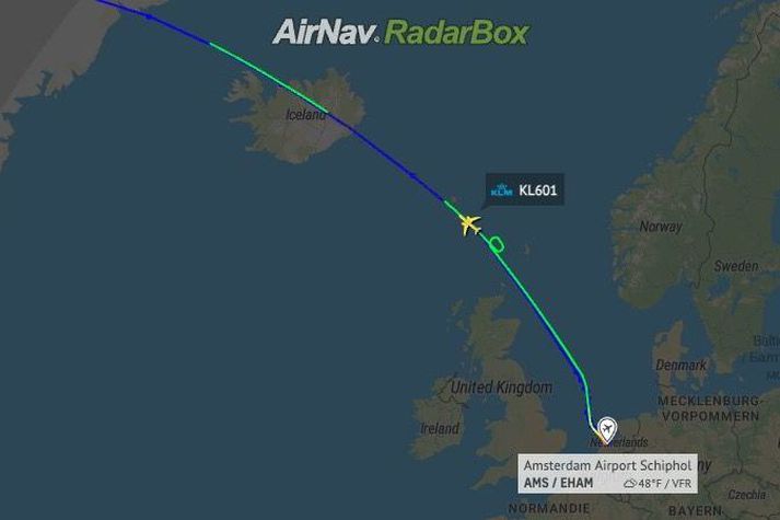 Leið flugvélarinnar frá Amsterdam til Los Angeles í gegnum lofthelgi Íslands.