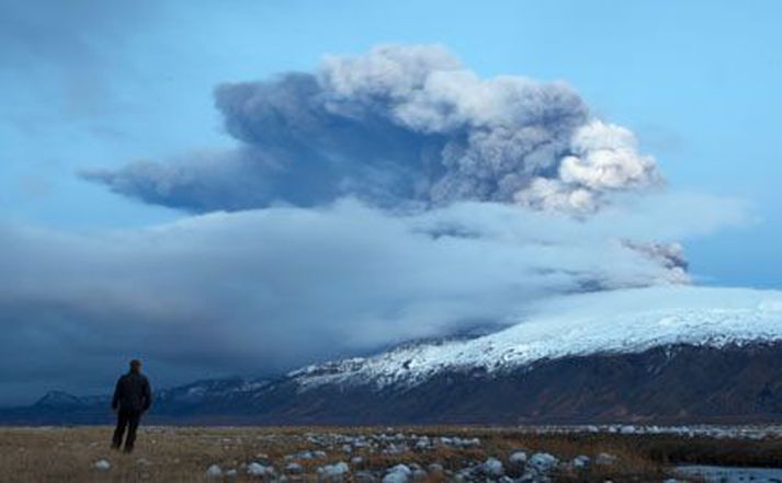 Flugvellir á Skotlandi og í Írlandi eru enn lokaðir vegna gossins í Eyjafjallajökli.