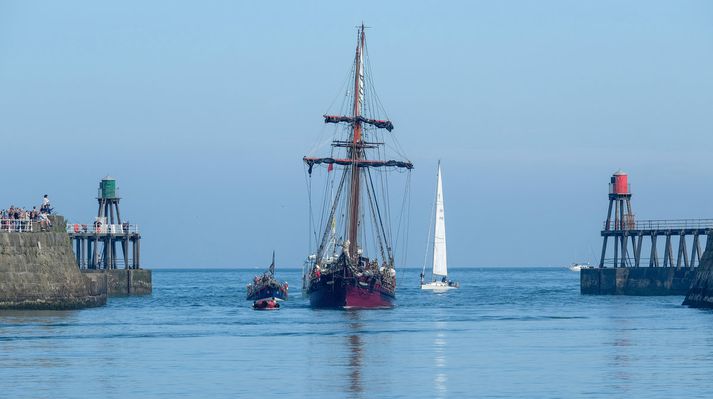 Endurgerð Endeavour siglir í höfn í Whitby.