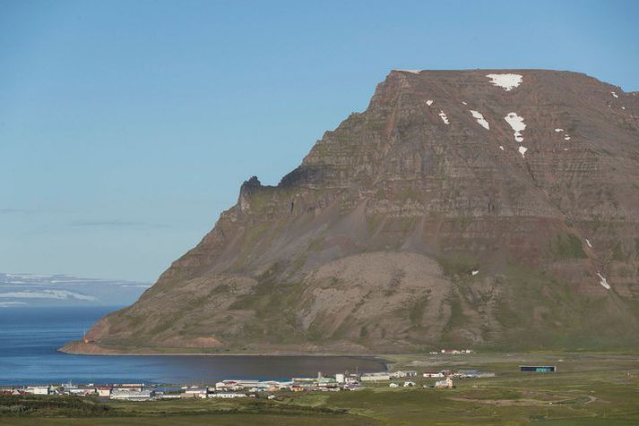Bíllinn sem maðurinn var í er sagður hafa oltið sextíu til sjötíu metra niður Óshlíð.