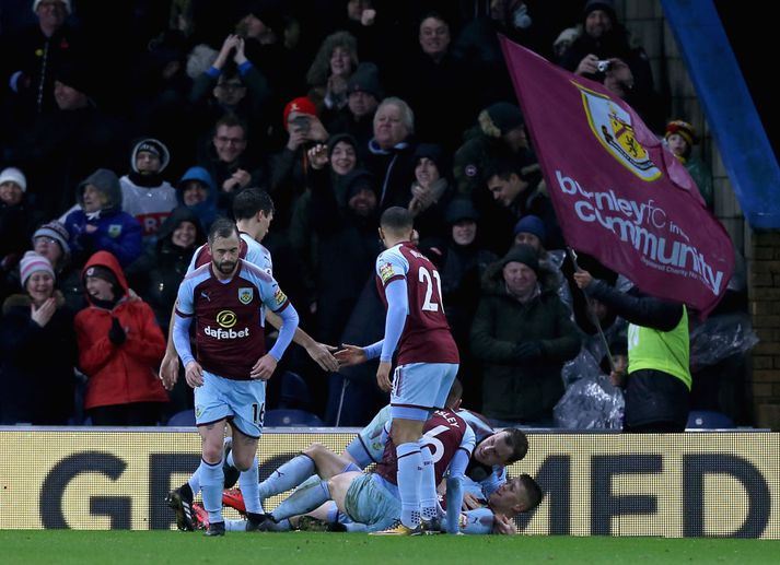 Leikmenn Burnley fagna marki Jóa Berg