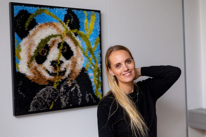 Dóra Jóhannsdóttir, leikkona og fyrirlesari, segir spuna ekki ganga út á að reyna að vera fyndin. Spuni kennir okkur hins vegar góða hluti eins og virkari hlustun, að búa til verðmæti úr engu og betri samskipti.