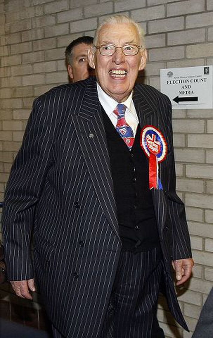 Leiðtogi stærsta flokks mótmælenda á Norður-Írlandi fagnar eftir að úrslit eru kunn.