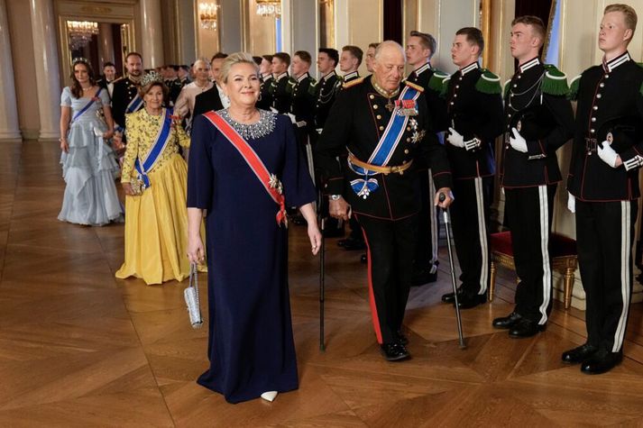 Halla Tómasdóttir og Haraldur Noregskonungur á leið á hátíðarkvöldverðinn.
