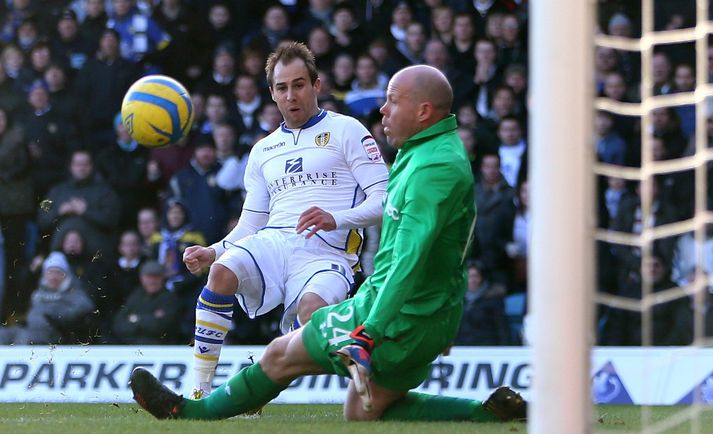Luke Varney skorar fyrra mark Leeds í leiknum.