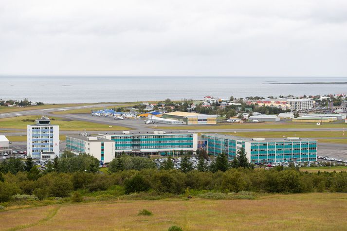 Hjúkrunarheimilið verður í byggingunni hér til hægri. Í miðjunni er gamla Flugleiðahótelið, sem nú er rekið undir merkjum Berjaya.