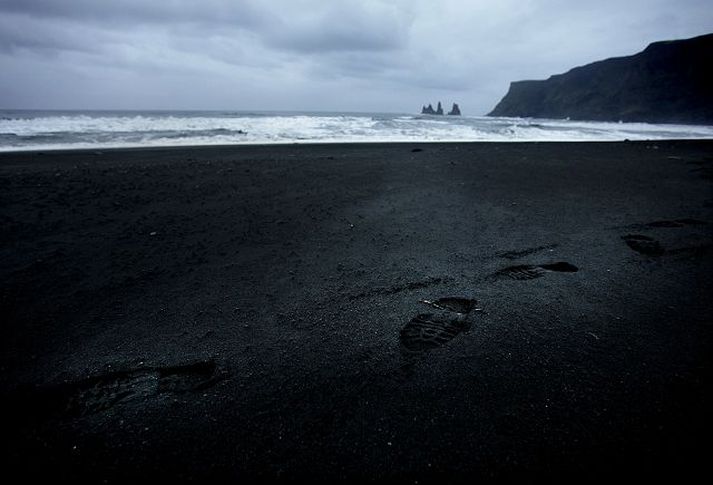 Vík í Mýrdal Hafið rýfur stöðugt land í Vík.