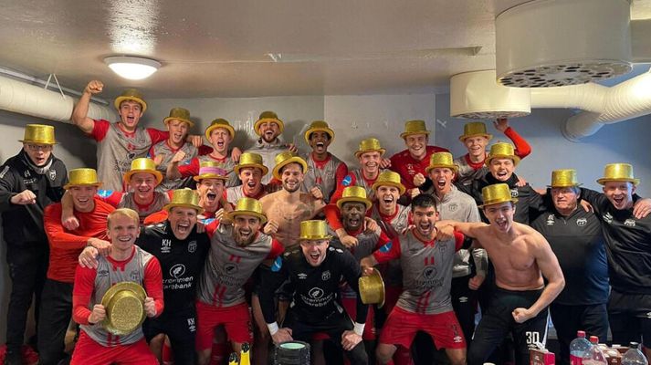 Leikmenn Strömmen settu á sig gullhatta eftir að hafa komist upp í norsku B-deildina en það á eftir að koma í ljós hverjir þeirra munu í raun og veru spila þar.