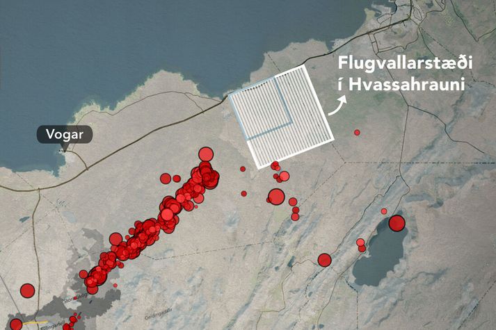 Kvikugangurinn sem myndaðist í gær nær langleiðina að flugvallarstæði í Hvassahrauni, miðað við þá mynd sem skjálftavirknin teiknar upp. Minni ferningurinn táknar 3x3 kílómetra svæði sem Hvassahraunsnefndin markaði undir innanlandsflugvöll en sá stærri 5x5 kílómetra svæði fyrir millilandaflugvöll.