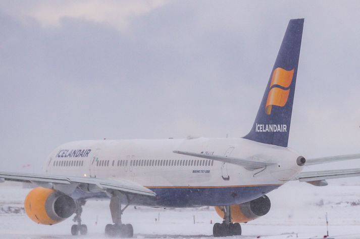 Farþegar í fimmtán flugvélum Icelandair sitja fastir á Keflavíkurflugvelli og þurfa að bíða þar til veður lægir til að komast frá borði.
