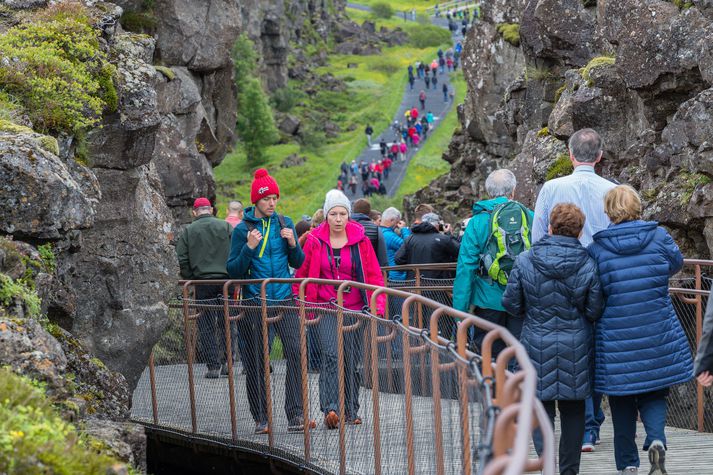 Ferðamönnum fjölgar áfram og verða þeir fleiri en 2 milljónir á þessu ári ef spár Ferðamálastofu ganga eftir.