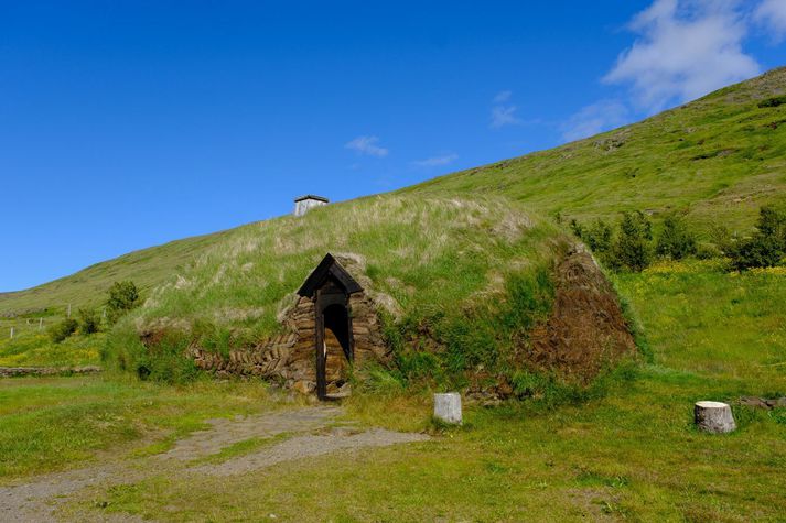 Samkvæmt Landnámu og Eiríks sögu rauða bjuggu Eiríkur rauði Þorvaldsson og kona hans Þjóðhildur Jörundardóttir á Eiríksstöðum í Haukadal.