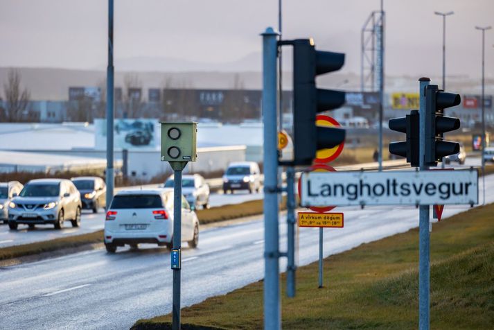 Hraðamyndavélin á Sæbraut hefur gómað um 5.000 ökumenn bara á þessu ári. En sektirnar hafa ekki alveg alltaf skilað sér, vegna anna hjá lögreglu. Nú breytist það.