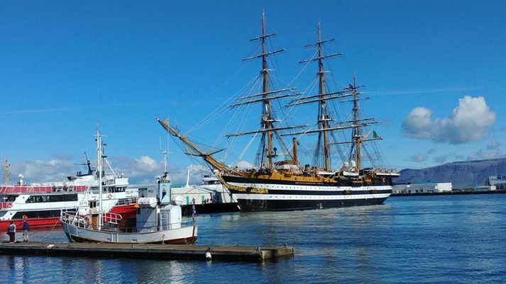 Auk skemmtiferðaskipa er ítalska seglskipið Amerigo Vespucci í Reykjavíkurhöfn.