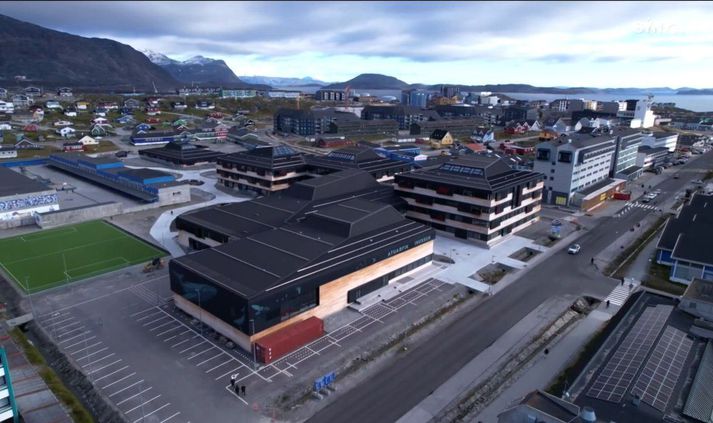 Ístak tók að sér að byggja nýja skólann í alverktöku. Hann stendur við aðalgötuna í hjarta Nuuk.