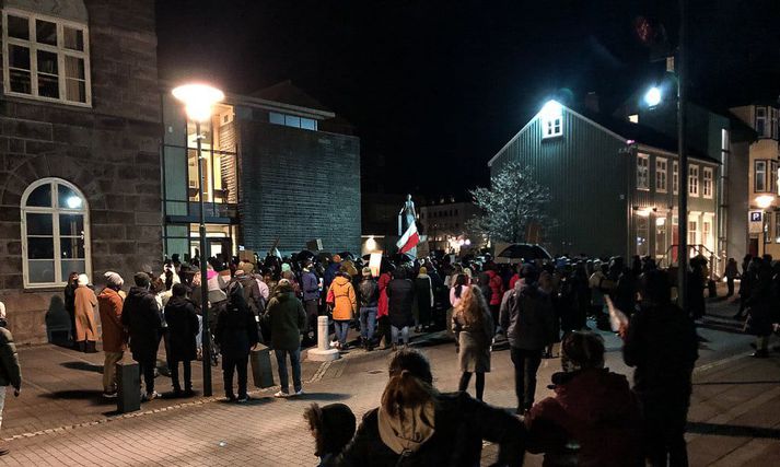 Protestujący przemaszerowali wczoraj od Ambasady RP w Reykjaviku, pod budynek parlamentu do pomnika Ingibjörg H. Bjarnason.