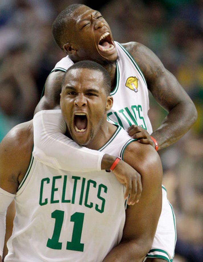 Glen Davis og Nate Robinson fagna í leiknum í nótt.