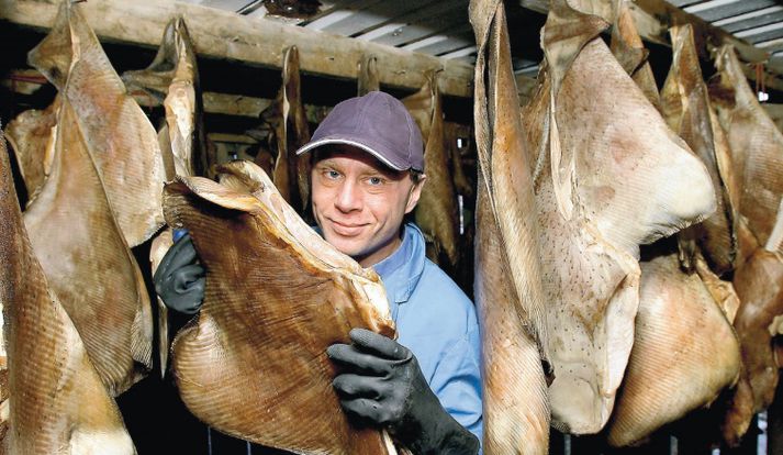 Helgi og skatan. Stuðst er við áratuga gamla kæsingaraðferð í Fiskbúð Hafliða. Afi Helga stofnaði fyrirtækið og fjórði ættliðurinn er þar við störf.