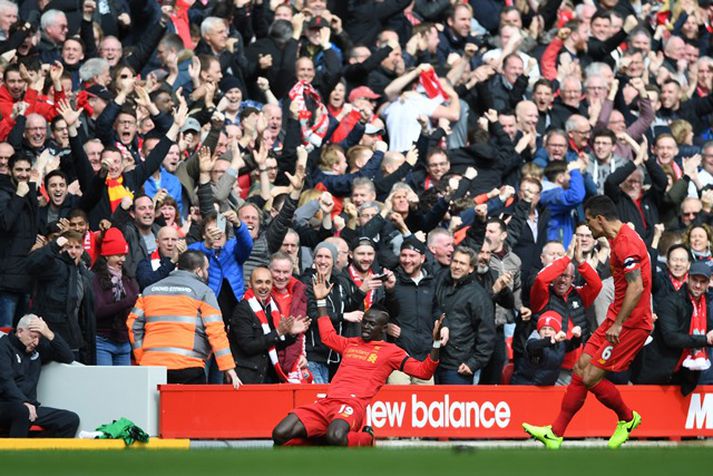 Mané fagnar eftir að hafa komið Liverpool yfir.