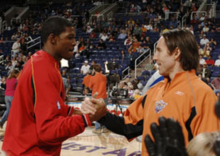 Hér takast þeir í hendur fyrir leikinn í gær fyrrum félagarnir hjá Phoenix, Joe Johnson og Steve Nash